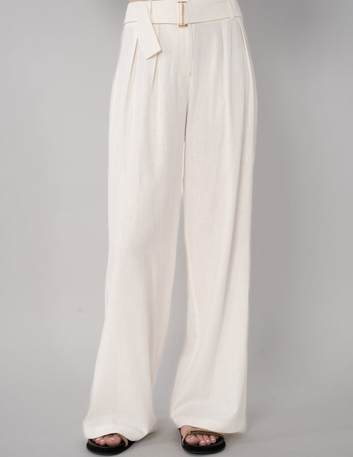 Pantalón de vestir beige con detalle en la cintura