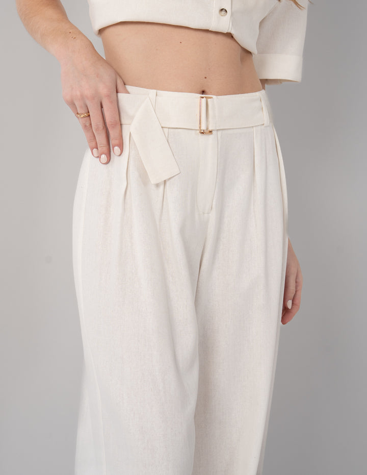 Pantalón de vestir beige con detalle en la cintura