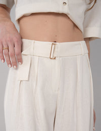 Pantalón de vestir beige con detalle en la cintura