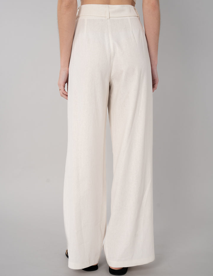 Pantalón de vestir beige con detalle en la cintura