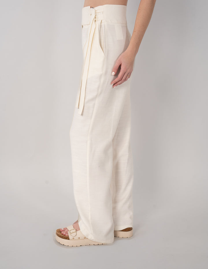 Pantalón ivory con detalle en la cintura