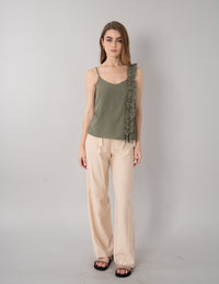 Blusa verde con detalle de escarola al costado