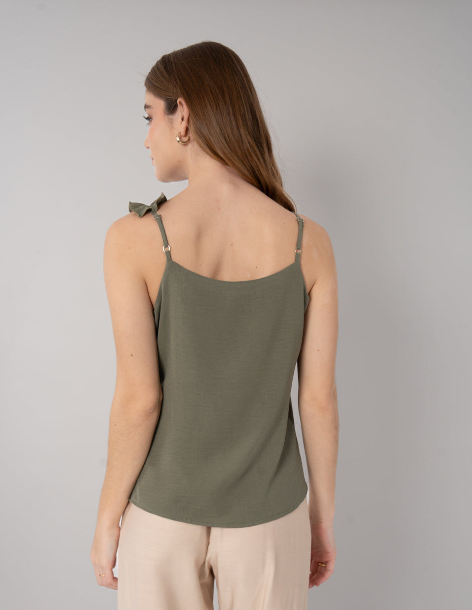 Blusa verde con detalle de escarola al costado