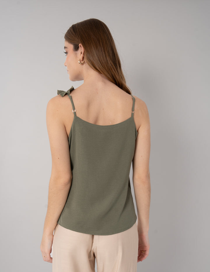 Blusa verde con detalle de escarola al costado