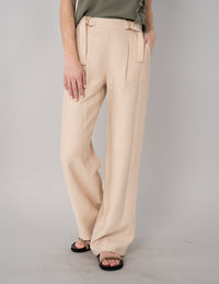 Pantalón beige de vestir con detalle en cintura