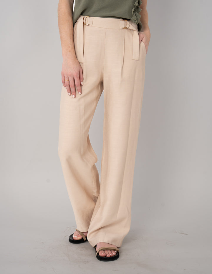 Pantalón beige de vestir con detalle en cintura