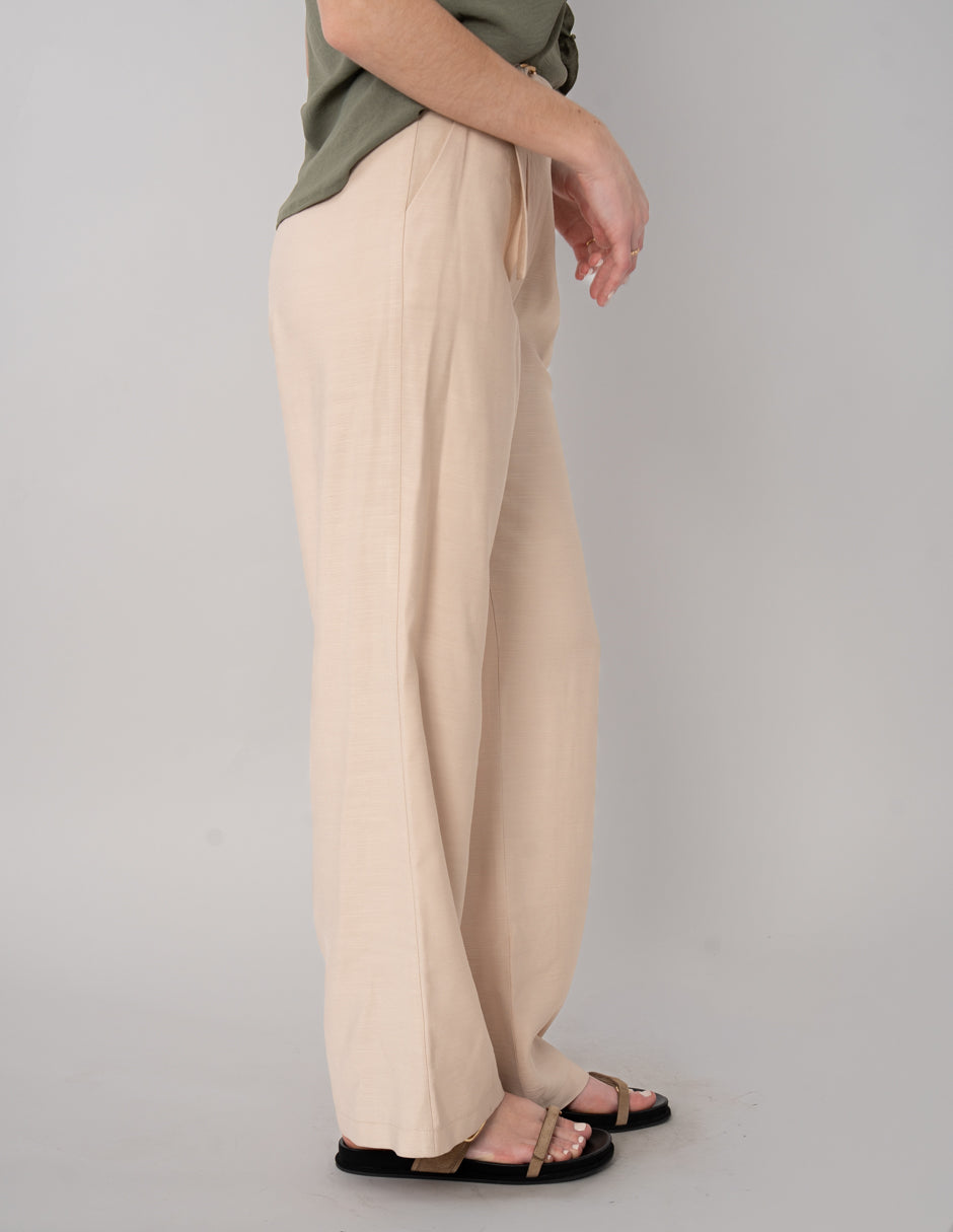 Pantalón beige de vestir con detalle en cintura