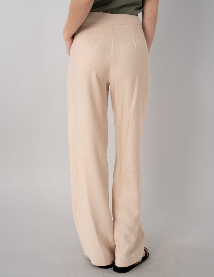 Pantalón beige de vestir con detalle en cintura