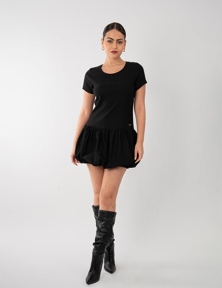 Vestido negro corto tipo globo