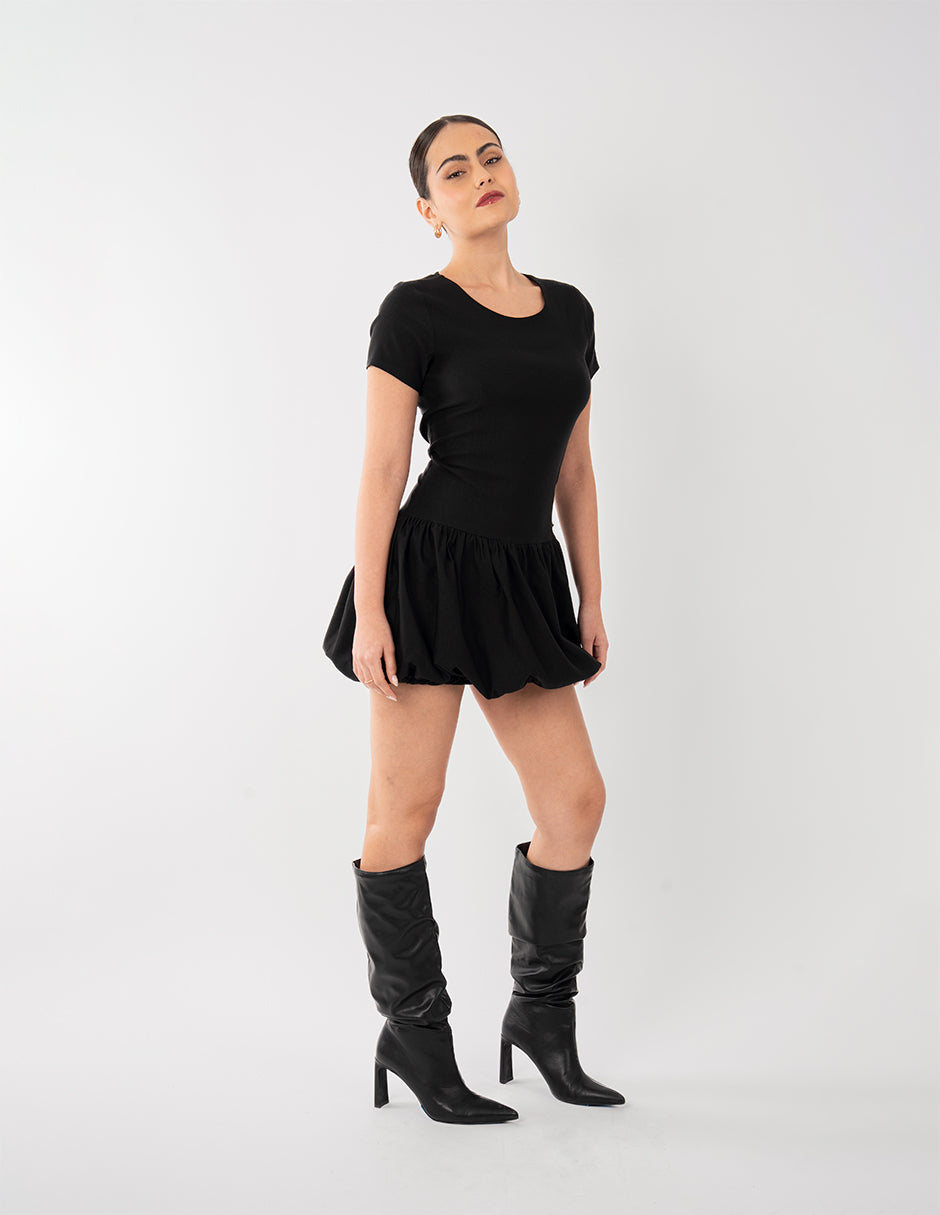 Vestido negro corto tipo globo