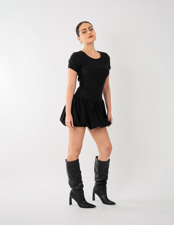 Vestido negro corto tipo globo