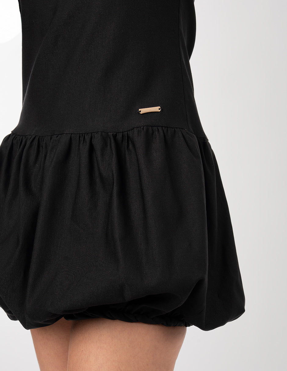 Vestido negro corto tipo globo