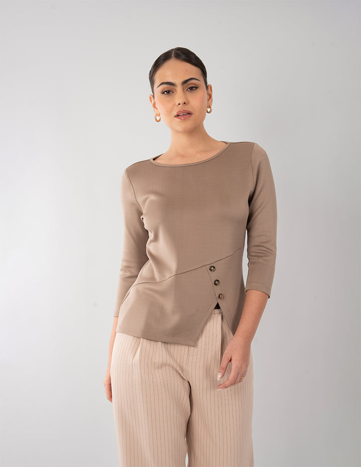 Blusa con detalle de botones (disponible en beige y café)