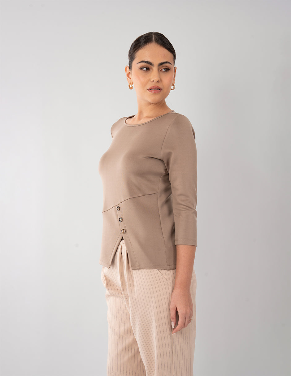 Blusa con detalle de botones (disponible en beige y café)