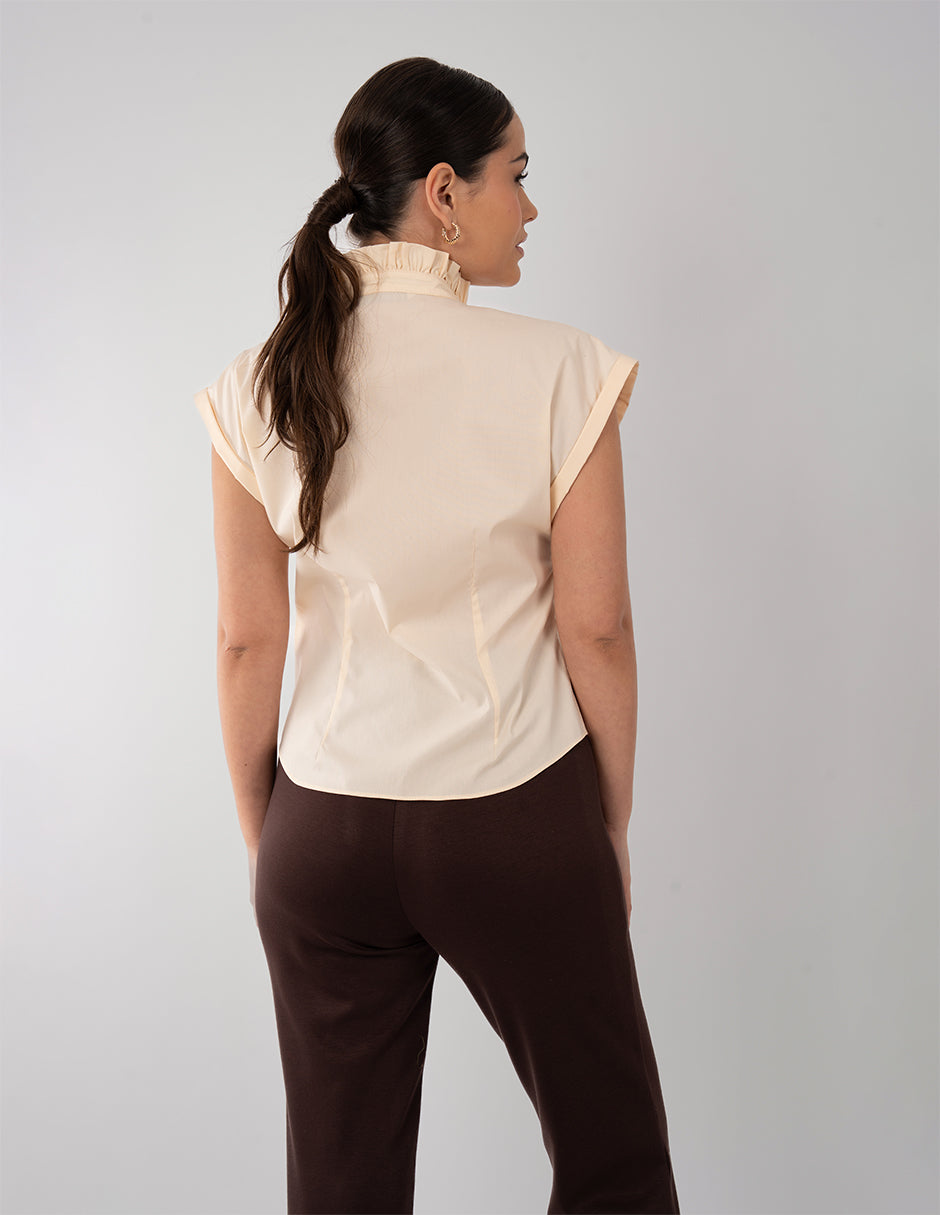 Blusa beige con diseño plisado en cuello y botones
