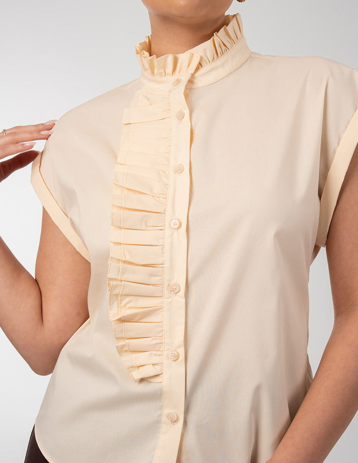 Blusa beige con diseño plisado en cuello y botones