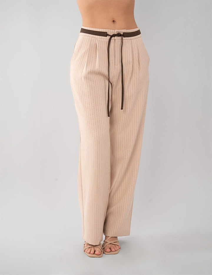 Pantalón beige de líneas y jareta en la cintura