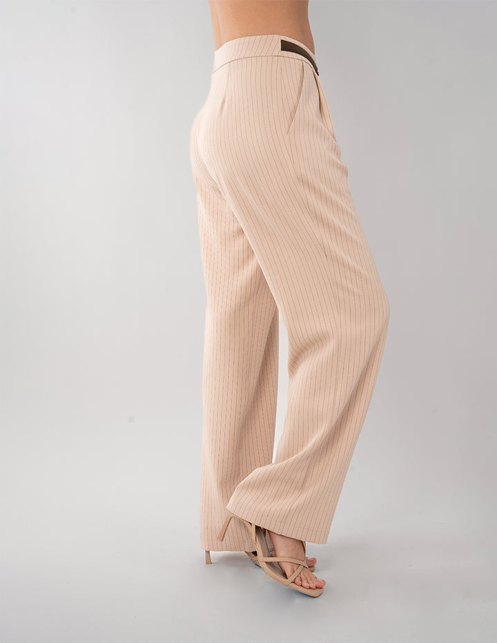 Pantalón beige de líneas y jareta en la cintura