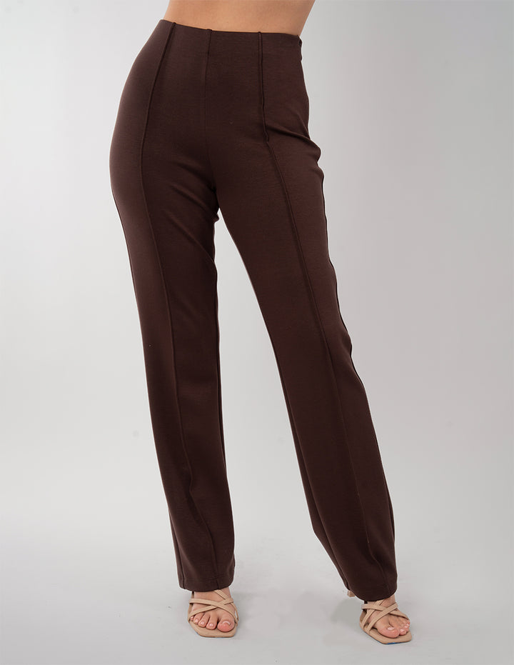 Pantalón café de vestir con talle a la cintura