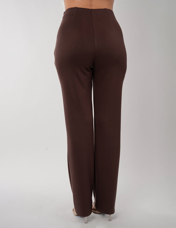 Pantalón café de vestir con talle a la cintura