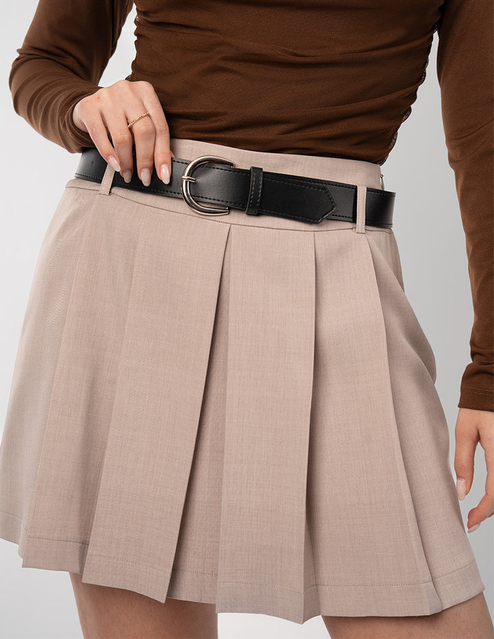 Falda tableada beige con cinturón negro