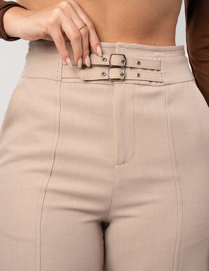 Pantalón de vestir con detalle de hebilla (disponible en beige/ verde)
