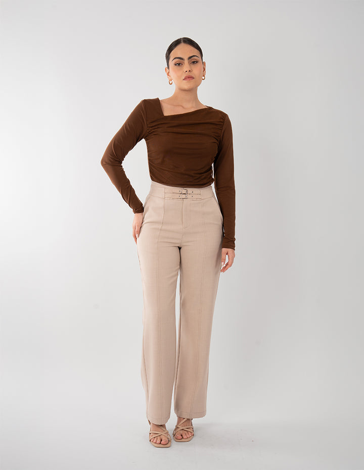 Blusa café de manga larga y diseño de abertura en cuello