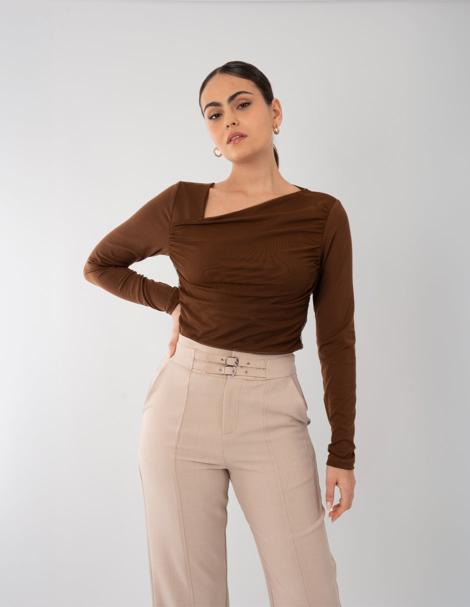 Blusa café de manga larga y diseño de abertura en cuello