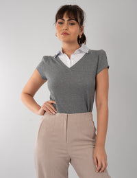 Blusa gris de manga corta con detalle de popelina en cuello