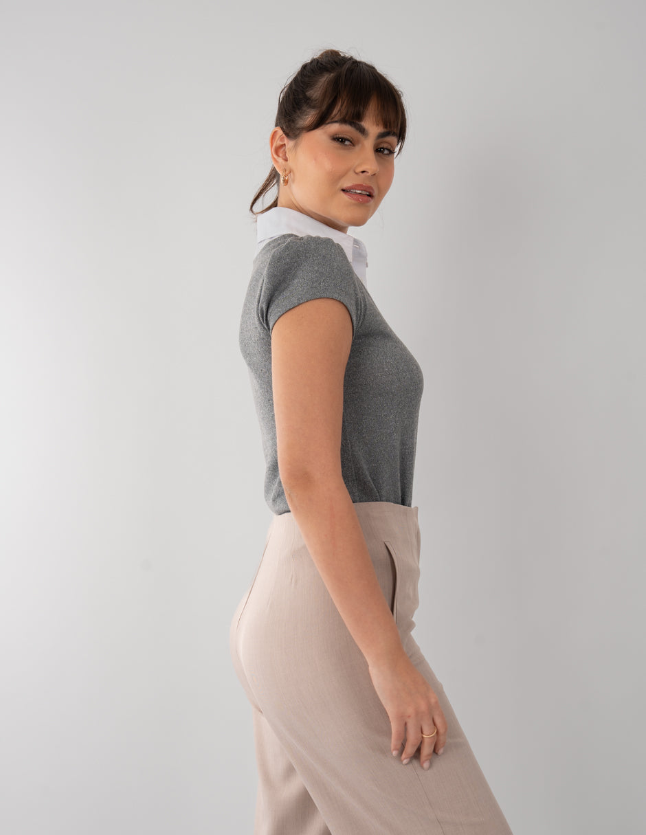 Blusa gris de manga corta con detalle de popelina en cuello