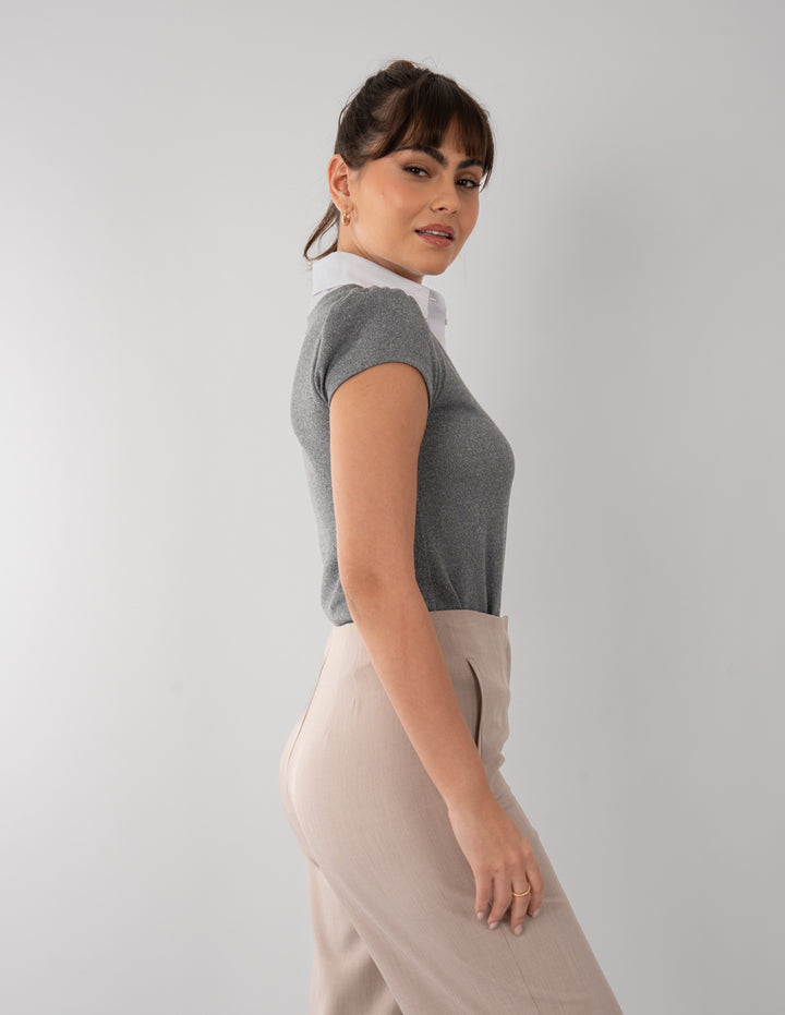 Blusa gris de manga corta con detalle de popelina en cuello