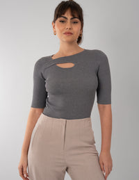 Blusa gris de manga 3/4 con detalle en escote