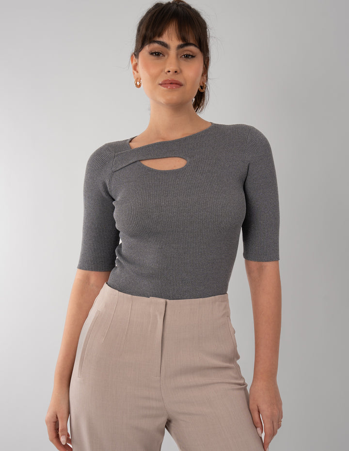 Blusa gris de manga 3/4 con detalle en escote