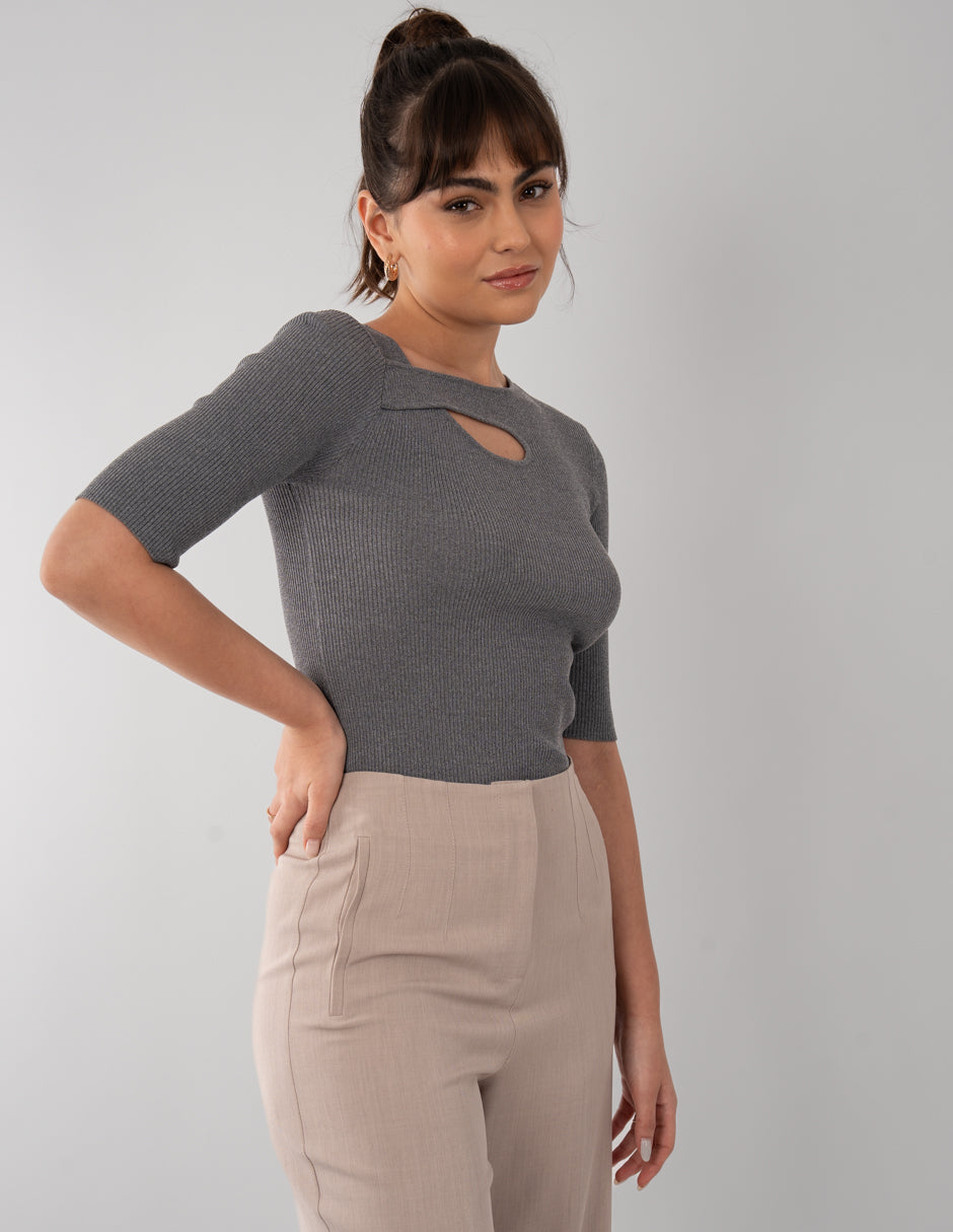 Blusa gris de manga 3/4 con detalle en escote