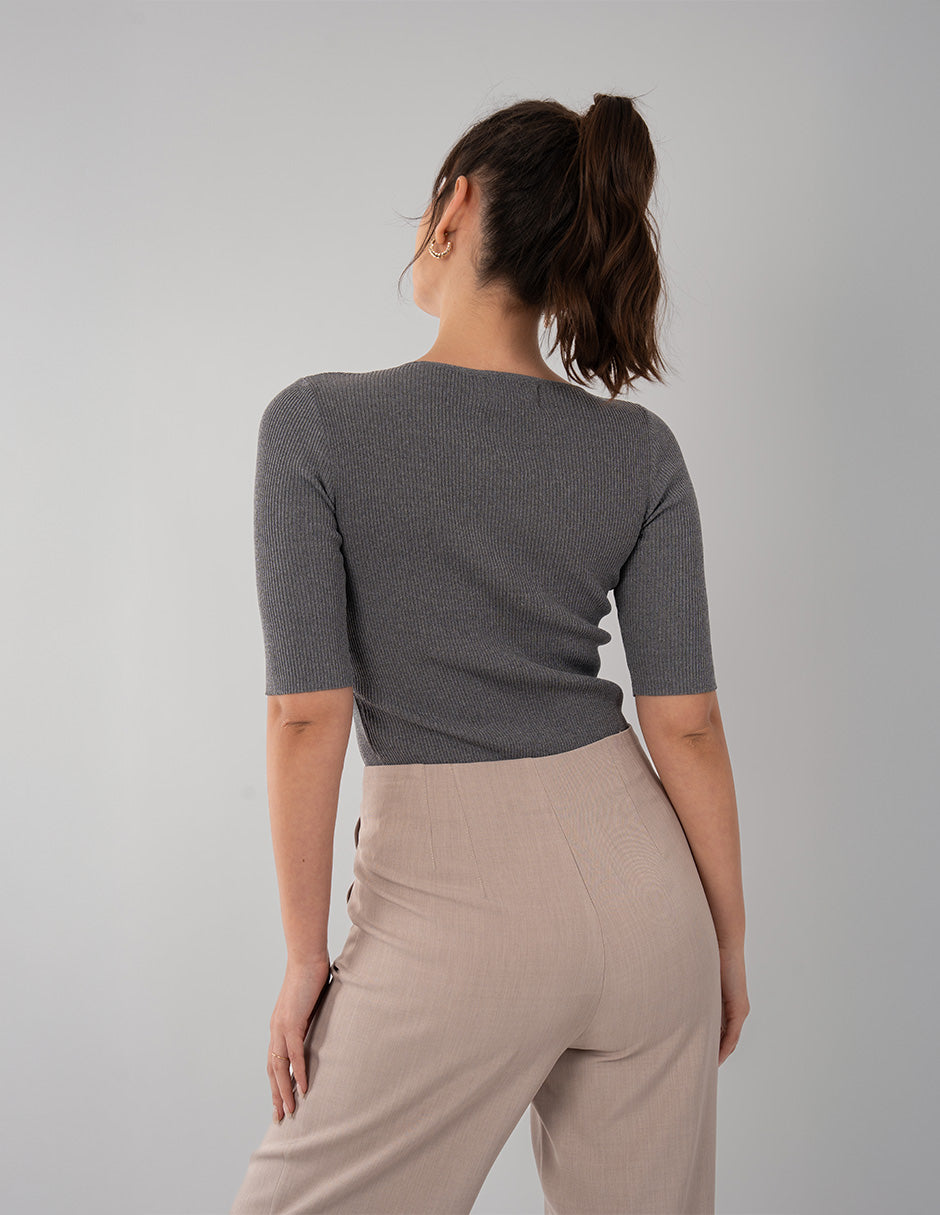 Blusa gris de manga 3/4 con detalle en escote