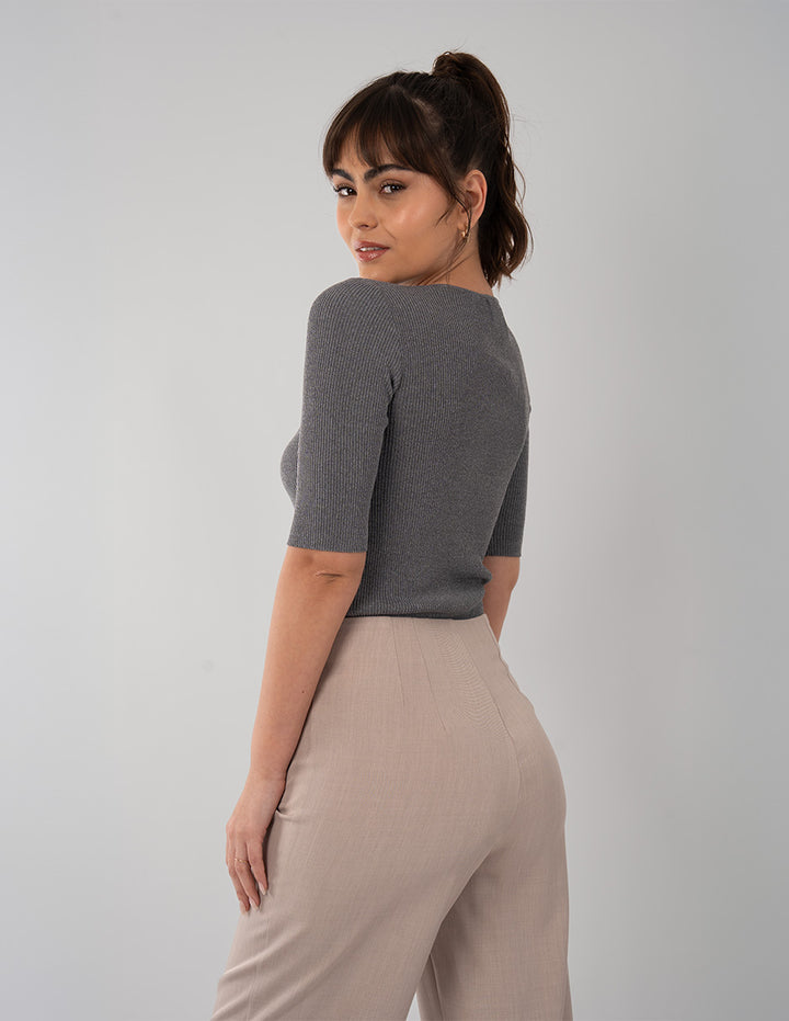 Blusa gris de manga 3/4 con detalle en escote