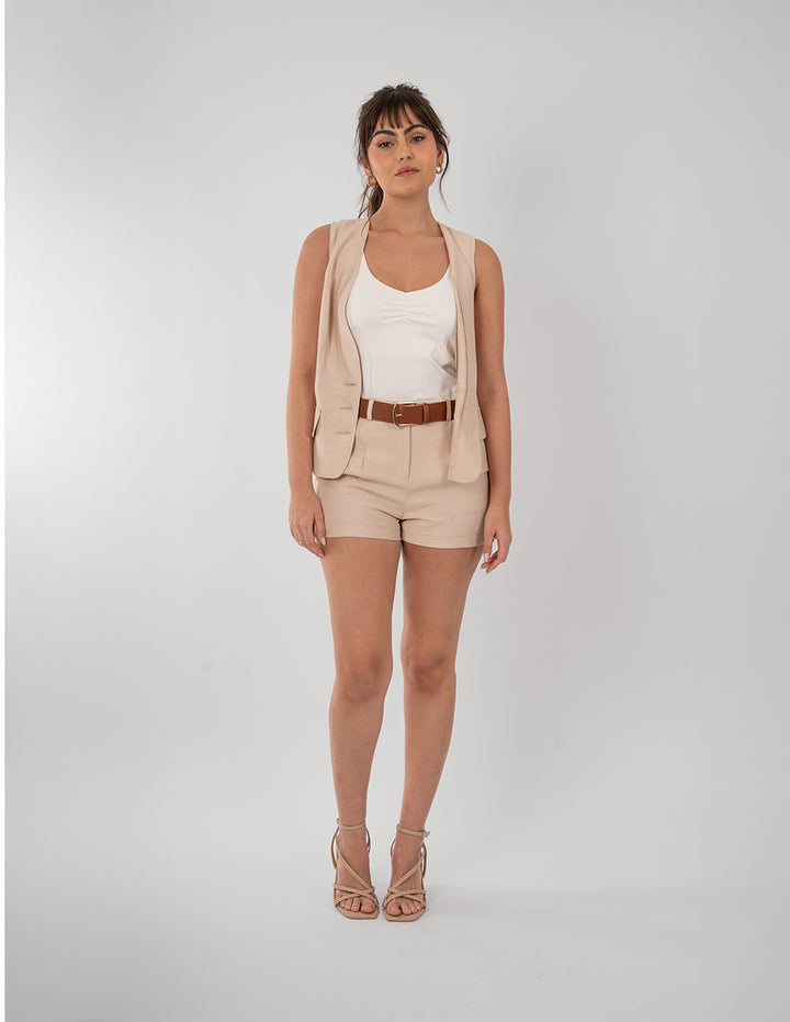 Short de vestir beige con cinturón café (Conjunto)