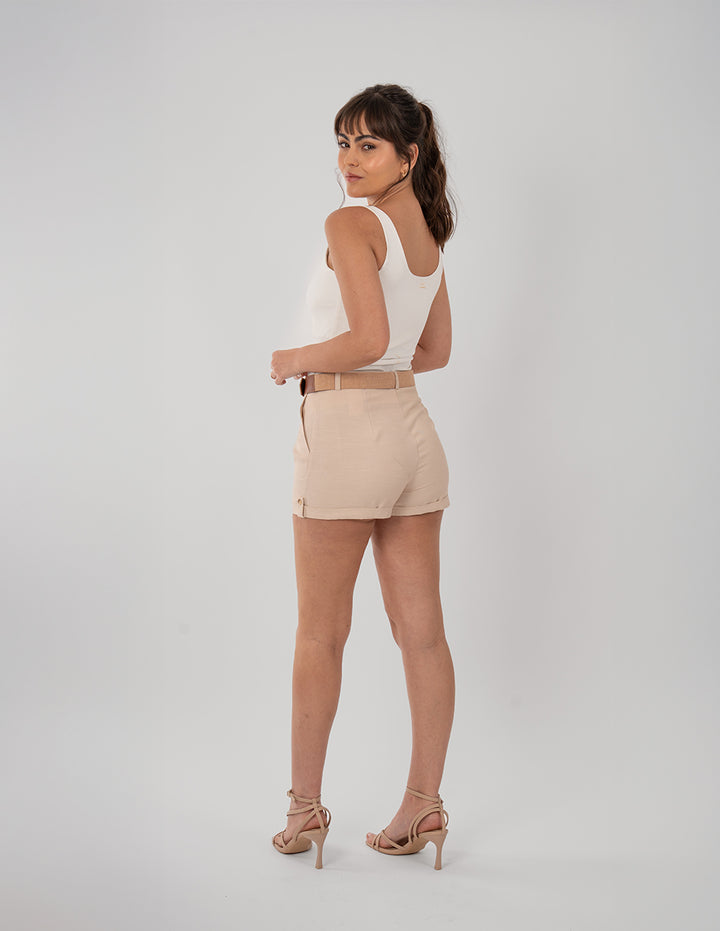 Short de vestir beige con cinturón café (Conjunto)