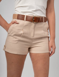 Short de vestir beige con cinturón café (Conjunto)