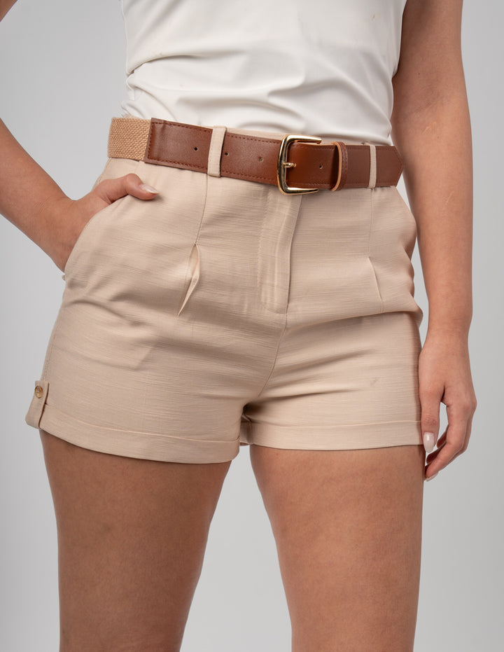 Short de vestir beige con cinturón café (Conjunto)