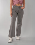 Jeans gris con diseño lateral de flores