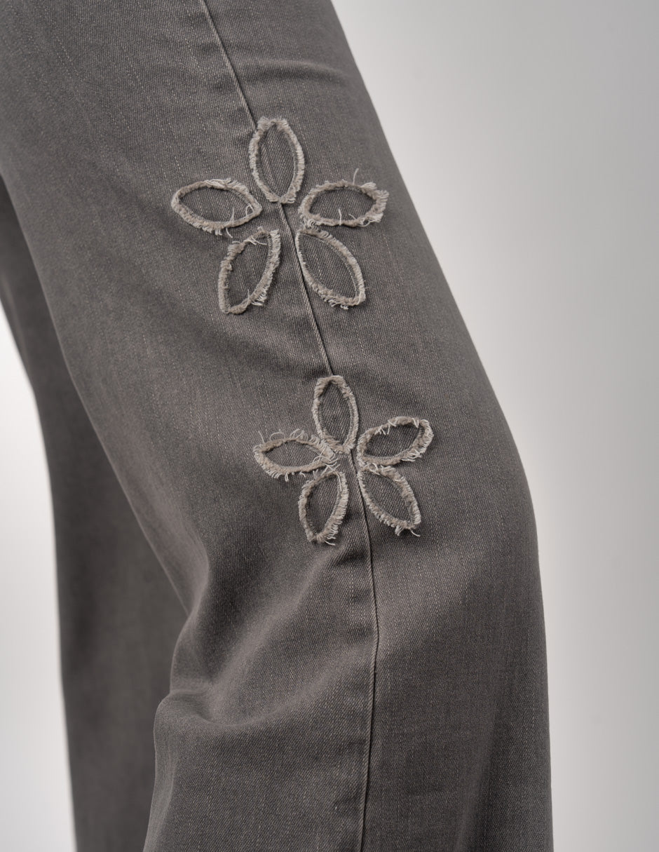Jeans gris con diseño lateral de flores