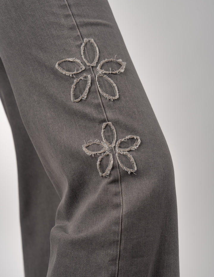 Jeans gris con diseño lateral de flores