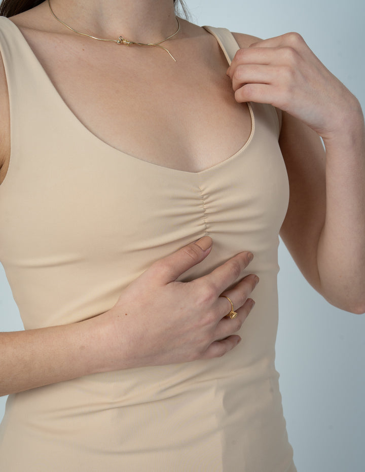 Blusa beige de escote redondo pronunciado