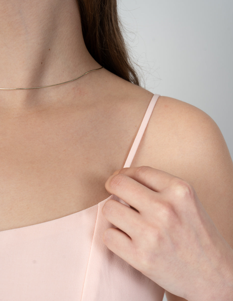 Vestido rosa corto con escote pronunciado en espalda