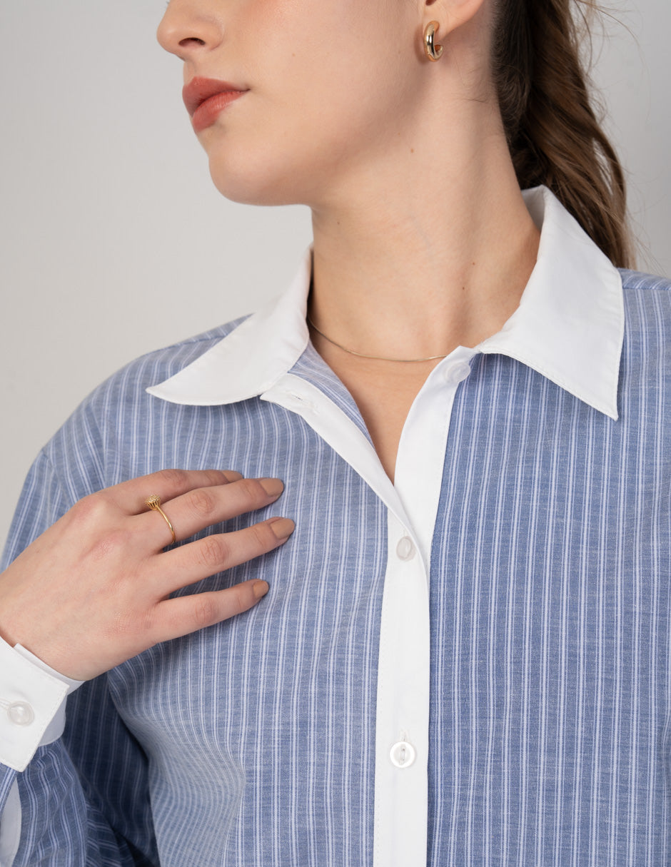 Blusa tipo camisera azul con blanco