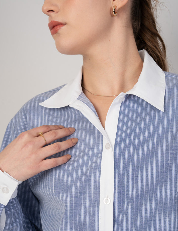 Blusa tipo camisera azul con blanco