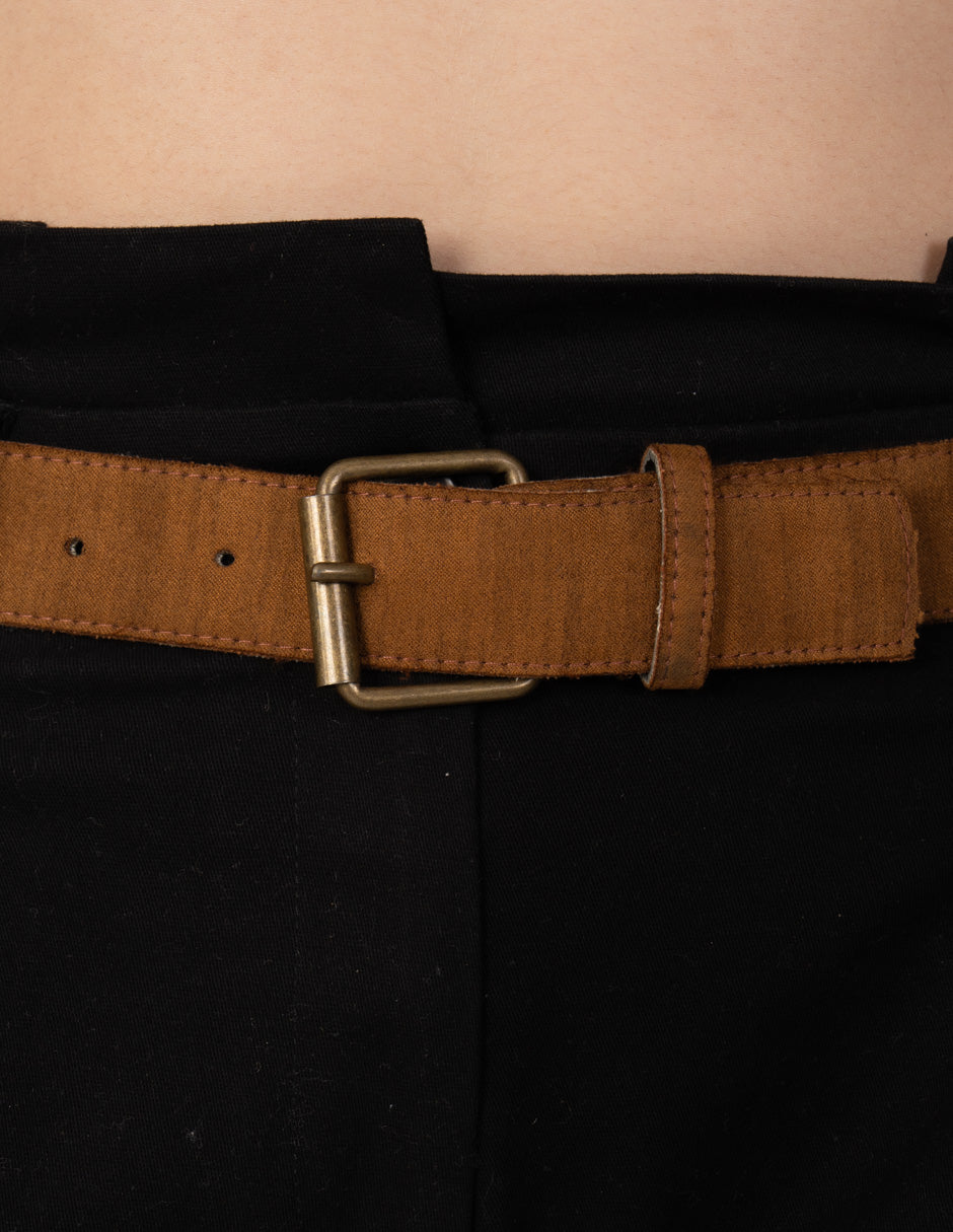 Short negro de algodón y cinturón café