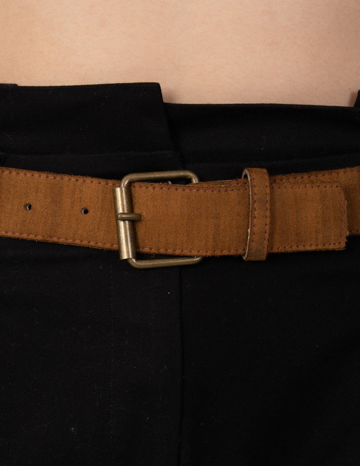 Short negro de algodón y cinturón café