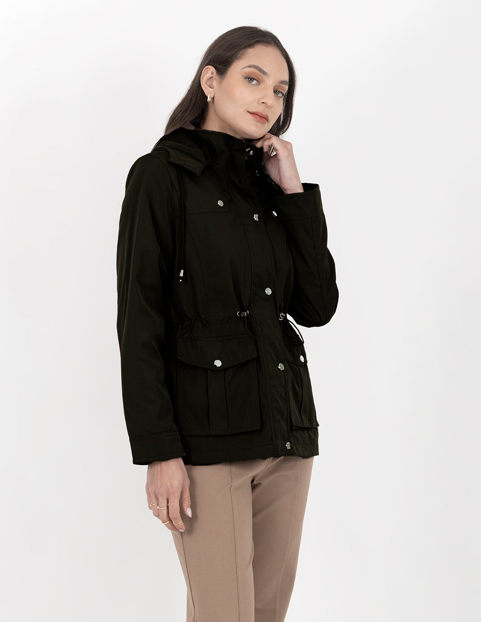 Chamarra repelente al agua con cierre y broche